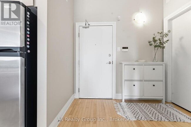 Building Photo - 300 Powell Ave