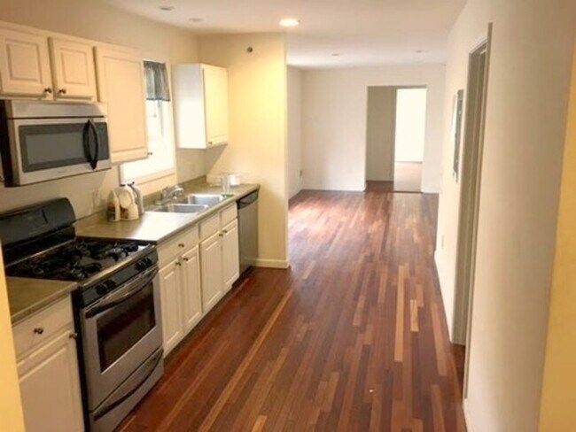Building Photo - 355 Pearl St