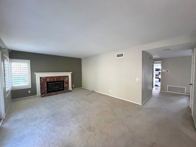 Foto del edificio - Large 4 bedroom home now available in Walnut