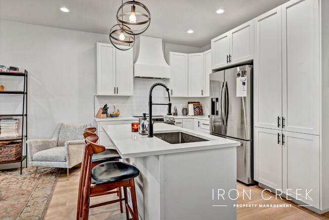 Foto del edificio - Contemporary Townhome Minutes from Downtown