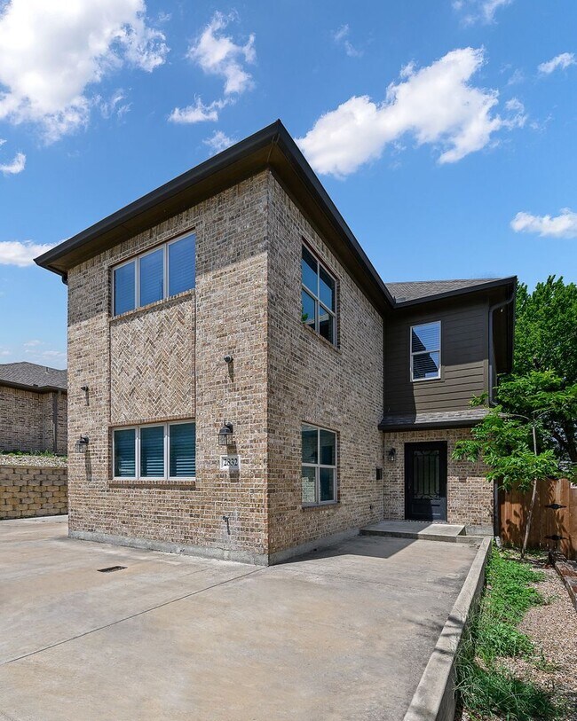 Foto del edificio - 2832 Forest Park Blvd