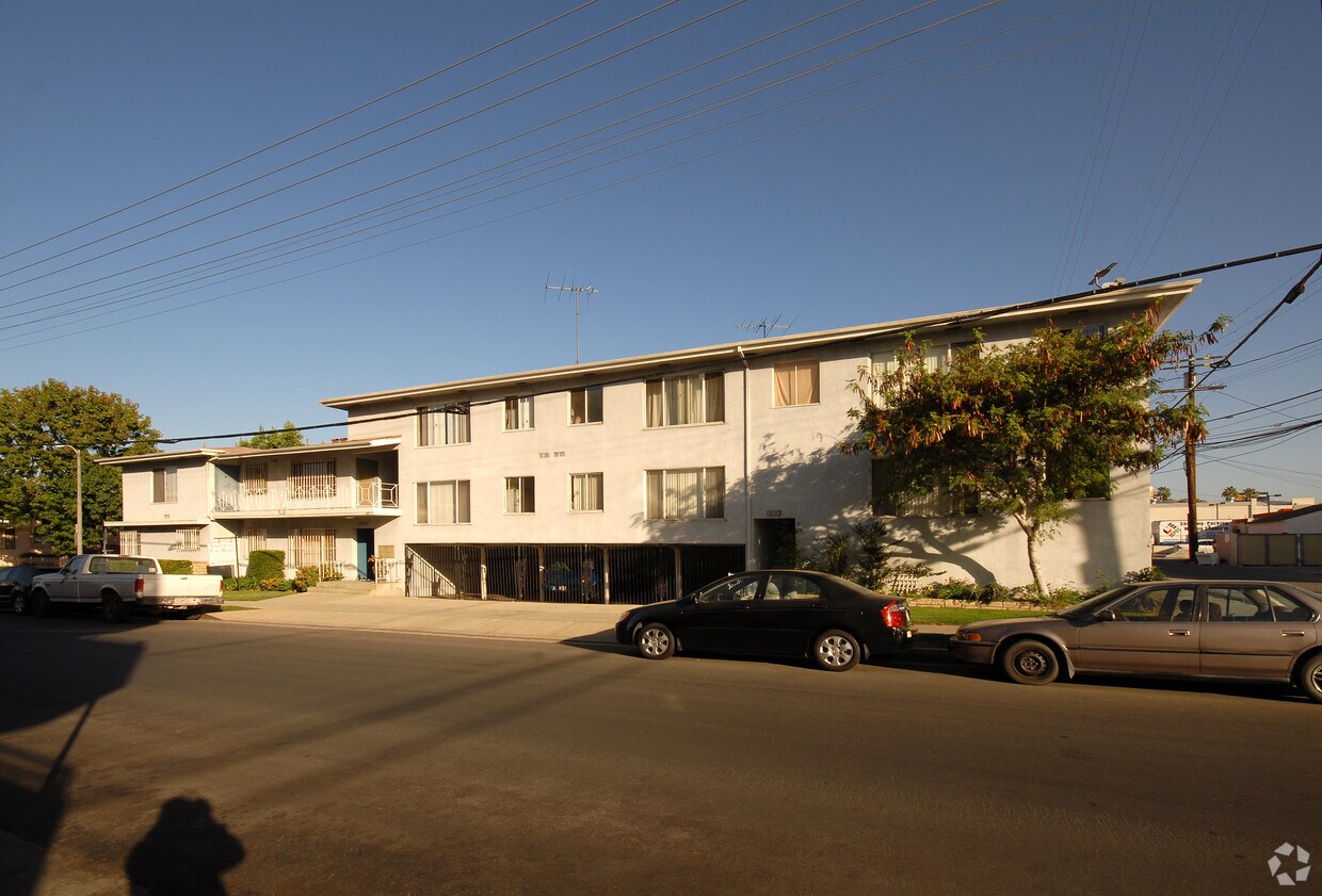 Primary Photo - 100 N Hayworth Ave