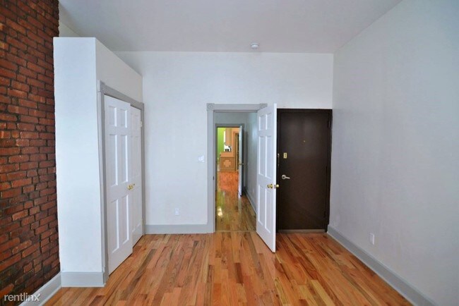 Building Photo - 298 Menahan St