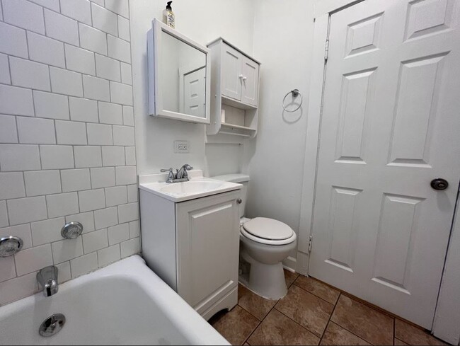 Bathroom - 2418 W Augusta Blvd