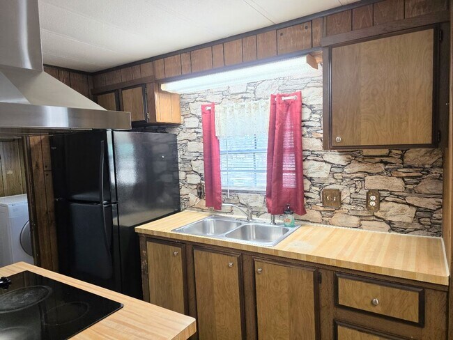 Building Photo - If your looking for space, look no more!