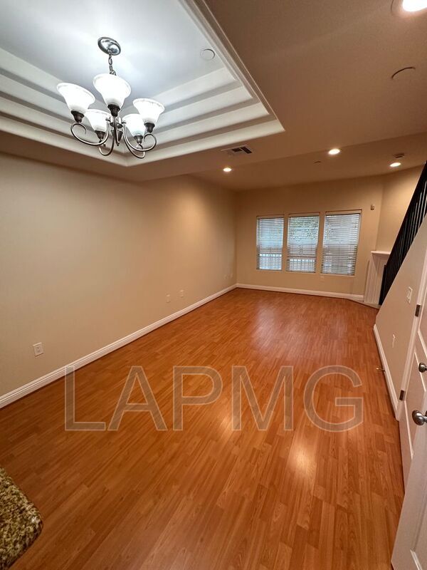 Building Photo - 12217 Moorpark St
