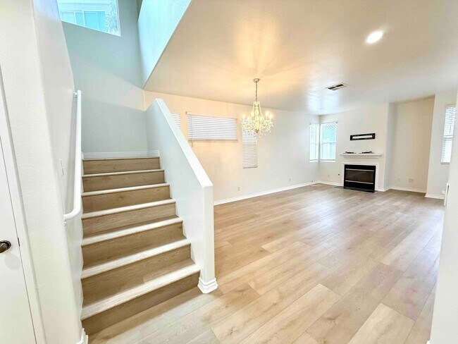 Foto del edificio - Gated Community - Updated Harbor City Townhouse - 3 bed / 2.5 bath