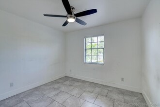 Building Photo - 5770 SE Wilsie Dr