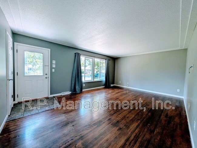 Foto del edificio - 9342 Trenton Ln N