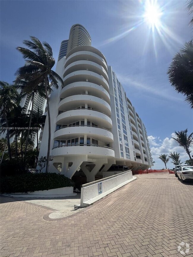 Building Photo - 15645 Collins Ave