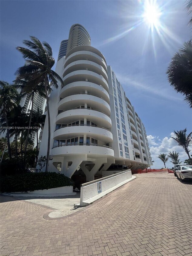Foto principal - 15645 Collins Ave