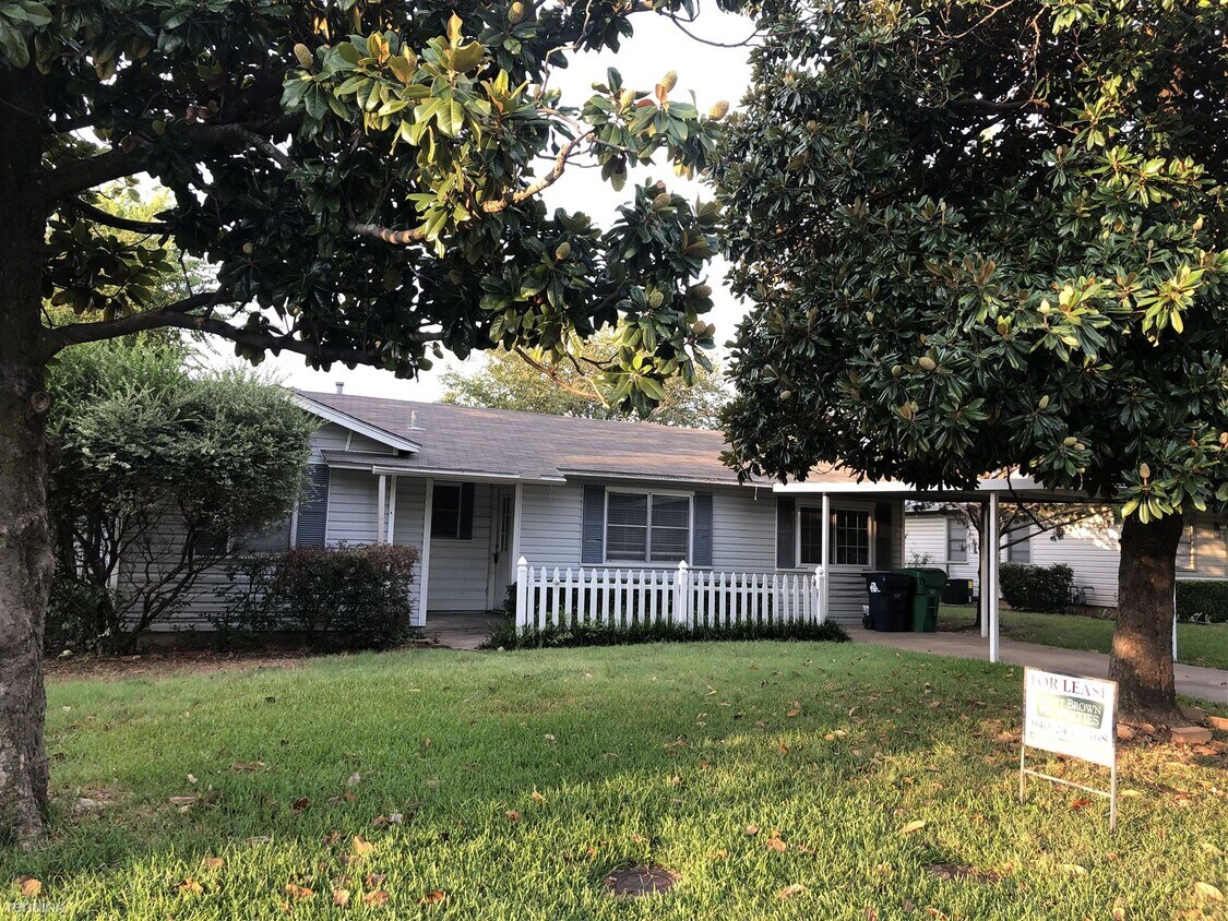 Foto principal - 3 br, 1 bath House - 612 Juno Ln