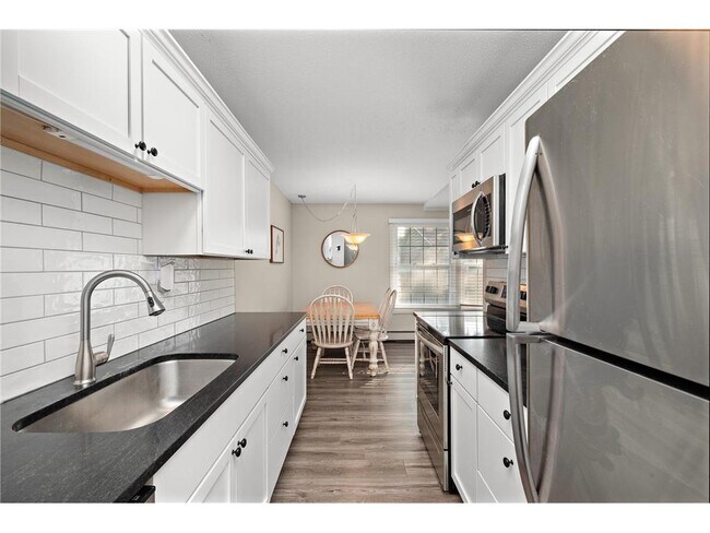 Foto del edificio - 4618 Cedar Lk Rd S