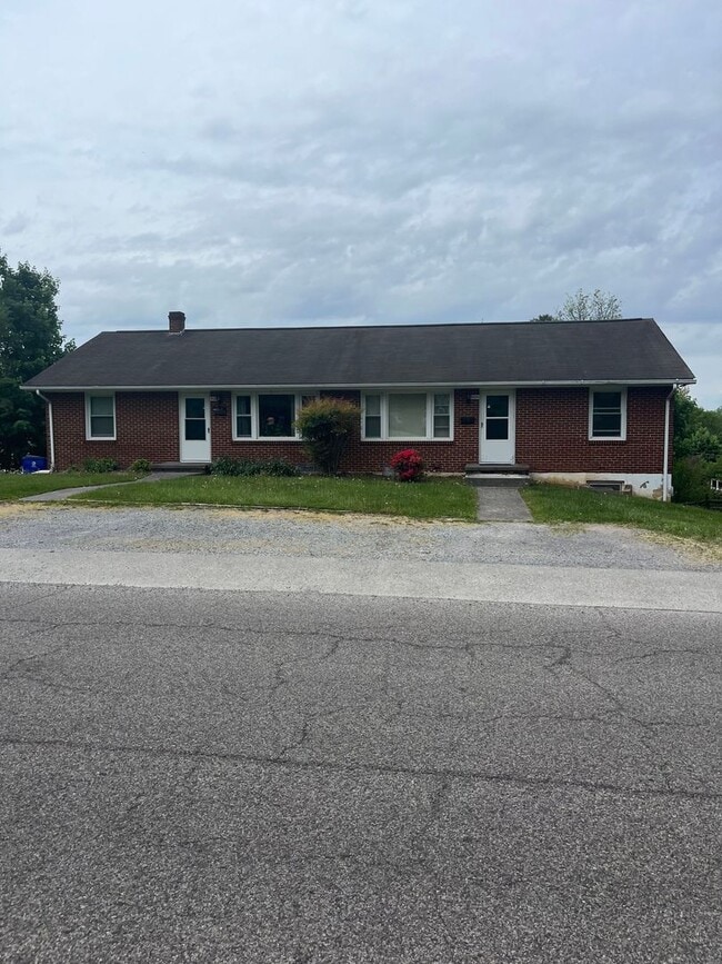 Building Photo - 902 Palmer Dr