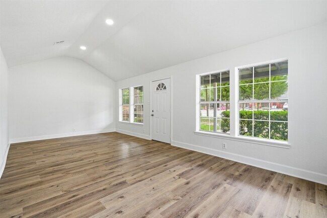 Foto del edificio - 915 W Lewis St