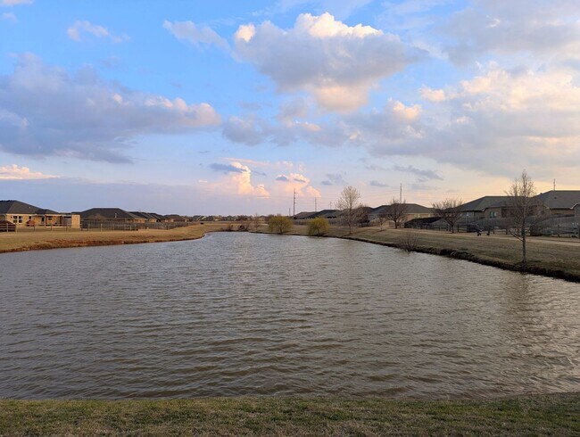 Foto del edificio - Modern Norman Home | Storm Shelter, Covered Patio, Community Pond & Park!