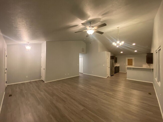 Foto del edificio - $2,300 - 3 Bed / 2 Bath Beautiful Home with Fully Fenced Yard in Airway Heights
