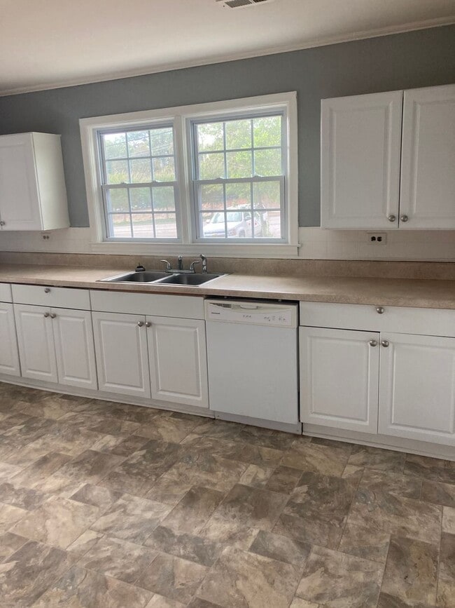 Building Photo - 2 Bed, 1 Bath House