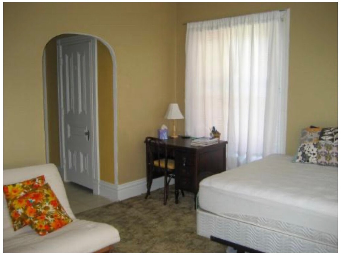Foto principal - 226 W 5th St