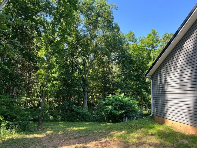 Building Photo - House on 5 acres 3 beds, 2 baths