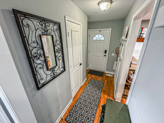 Building Photo - Light-filled and Spacious 3 Bed 2 Bath Tow...