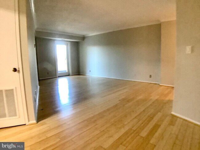 Building Photo - 5901 Mt Eagle Dr