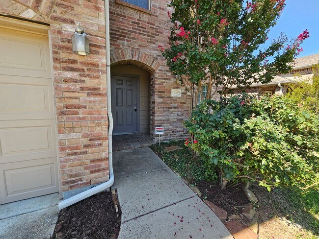 Building Photo - Absolutely Adorable... Lots of space