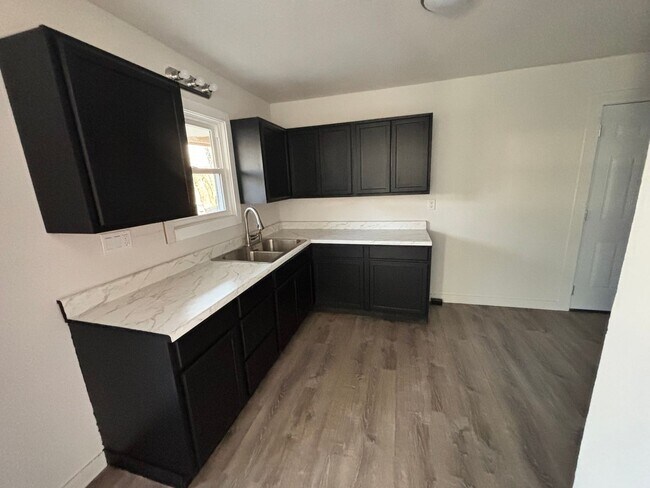 Foto del edificio - 3 bed 1 bath house with garage