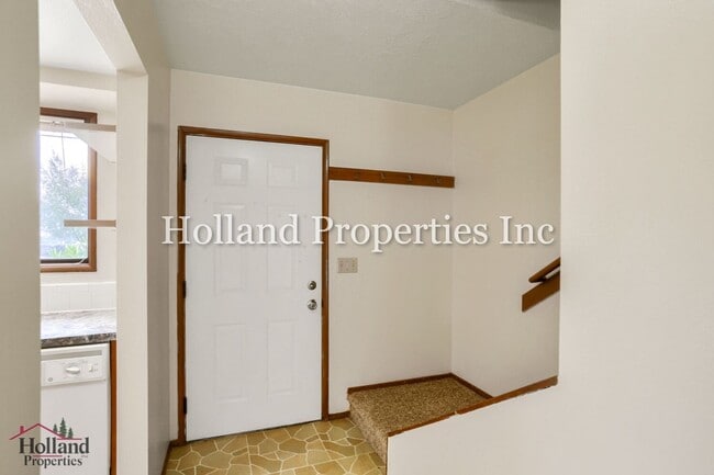 Building Photo - 1717/1719 Springbrook Way