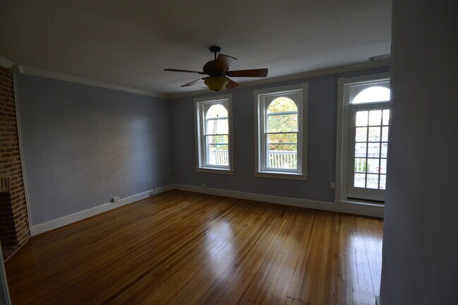 Sala de estar - Se abre al porche delantero superior - 7104 Maple Ave