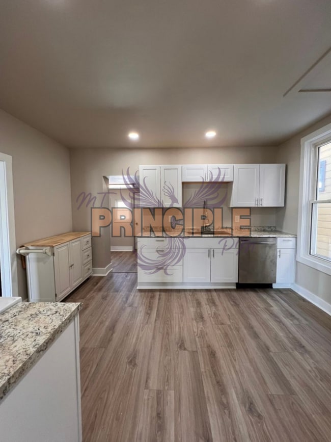 Building Photo - Large renovated house