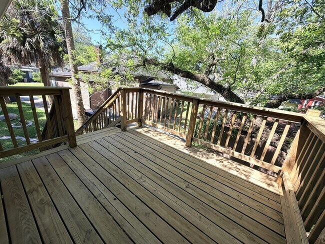 Foto del edificio - Upstairs 2BR/1BA Riverside Duplex Apartment