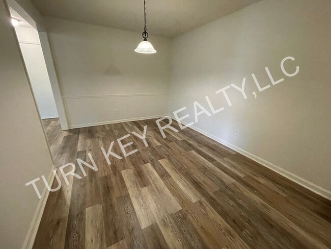 Building Photo - 910 Chapel Creek Dr
