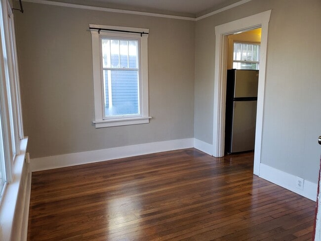 Building Photo - Cute & Cozy 1926 Old World Charm with A/C