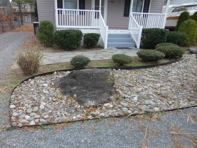 Building Photo - 930 Bryant Ave