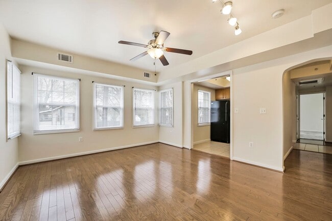 Building Photo - Available Now! 1 Bed 1 Bath In Brightwood!...