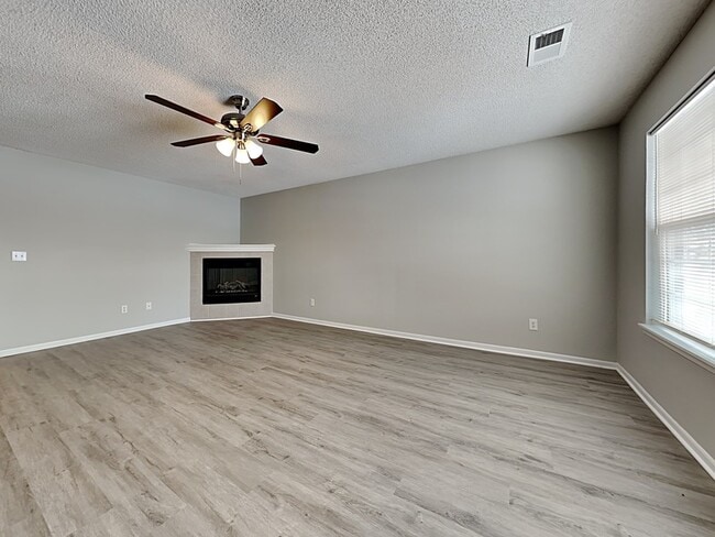 Building Photo - 512 NW Woodbury Dr