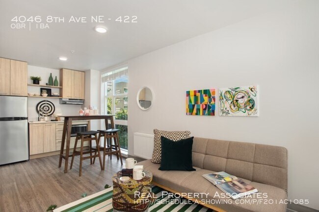Building Photo - Top floor, corner unit, 10 min walk to UW