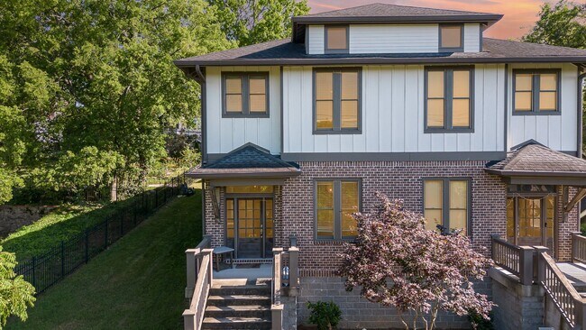 Building Photo - Move in ready, 4BR/3BA home with a detache...