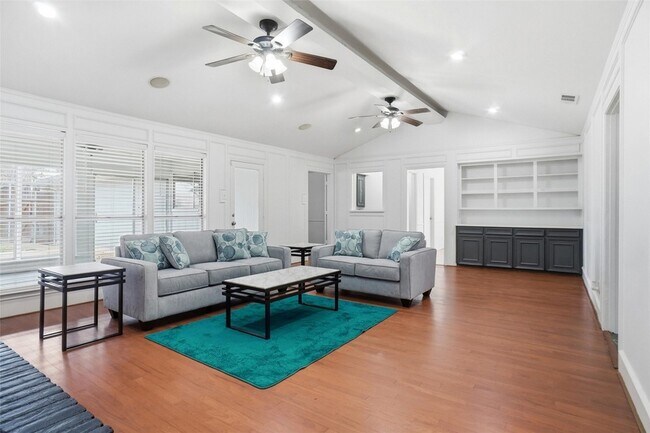 Foto del edificio - 1329 Mackie Dr