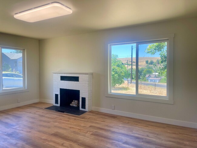 Building Photo - Updated Cottage in Pilot Rock