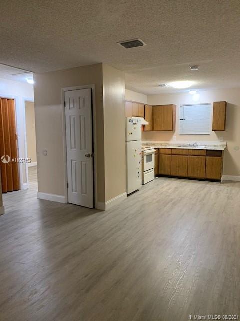 Building Photo - 5343-5343 Westchase Ct