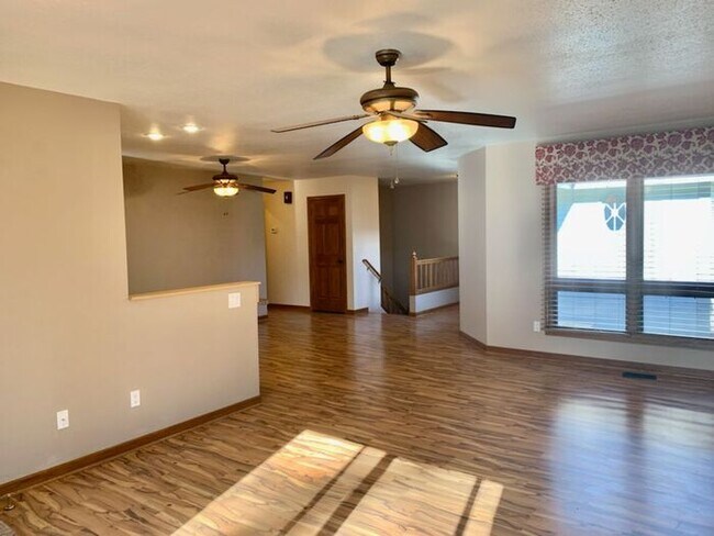 Foto del edificio - Exceptional 2 Bedroom, 2 Bath Ranch Townhome with 2 Car Attached Garage in Fort Collins, CO