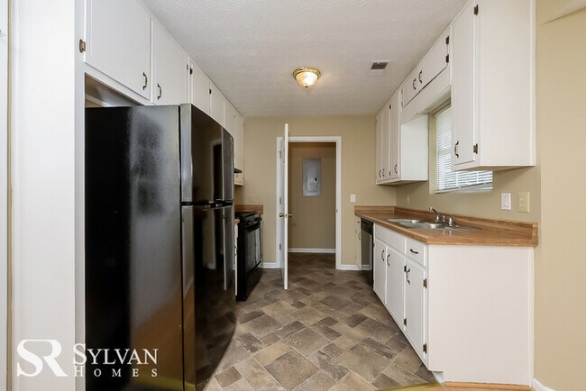 Building Photo - Come view this lovely 3BR, 2BA home