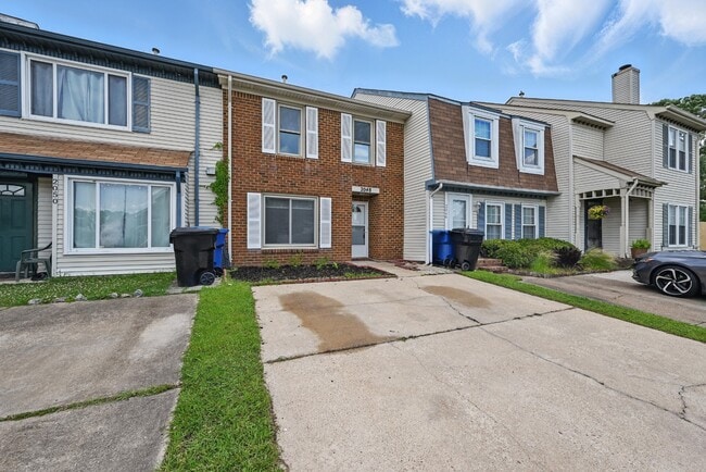 Building Photo - 2048 Lyndora Rd