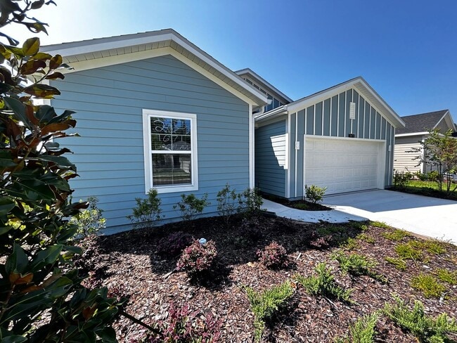 Building Photo - Brand New Pristine 4/3 minutes from River ...