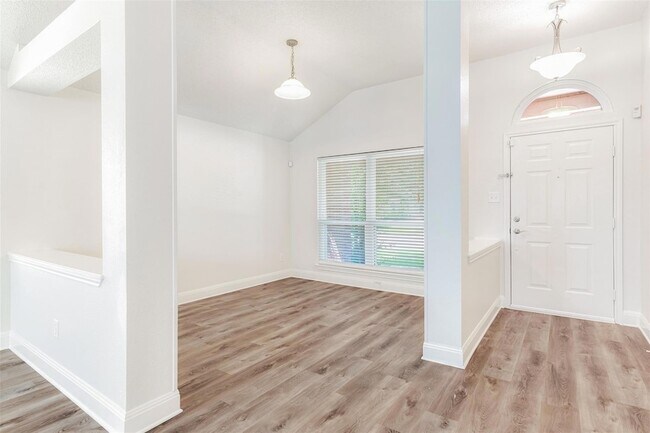 Building Photo - 4433 San Fernando Ln