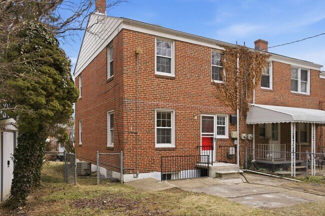 Foto del edificio - Newly Remodeled 3BR Semi-Detached in Catonsville | Refinished Oak Floors | Updated Kitchen + Bath...
