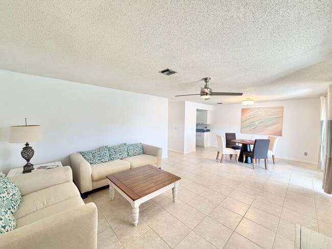 Foto del edificio - ** GLADES COUNTRY CLUB ** 2 BED / 2 BATH - VILLA - BUNDLED GOLF MEMBERSHIP - ANNUAL RENTAL