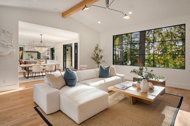 Building Photo - 7Bd/6.5Ba Bellevue Home